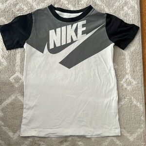 Boys Nike tee size x/s.